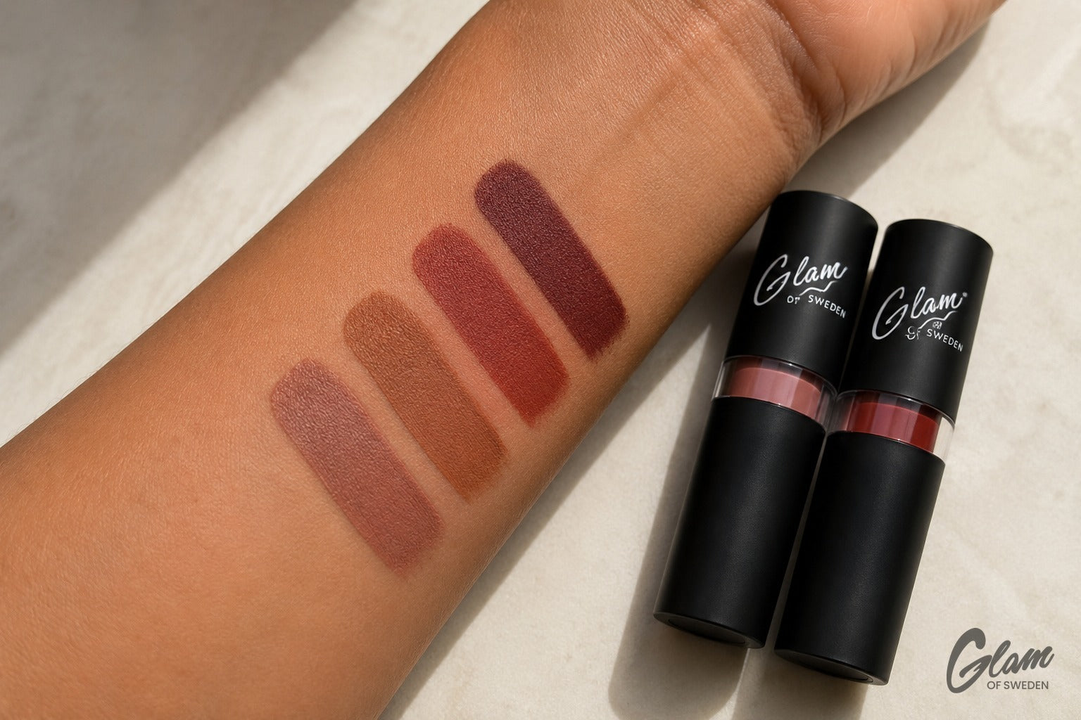 Swatches de rouges à lèvres nude, caramel, terracotta et bordeaux sur peau mate — Glam of Sweden Maroc